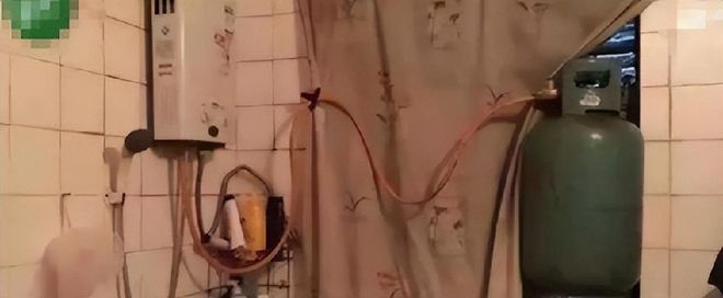 双离世：哥嫂接手拒领养咬牙带10娃！尊龙凯时链接江西夫妻狂生8个孩子后双(图1)
