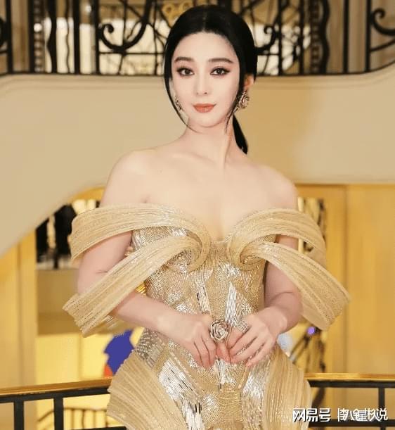 了!真空穿“窗帘裙”惊艳四座超模也黯然失色尊龙凯时新版APP首页范冰冰香港红毯杀疯(图3)