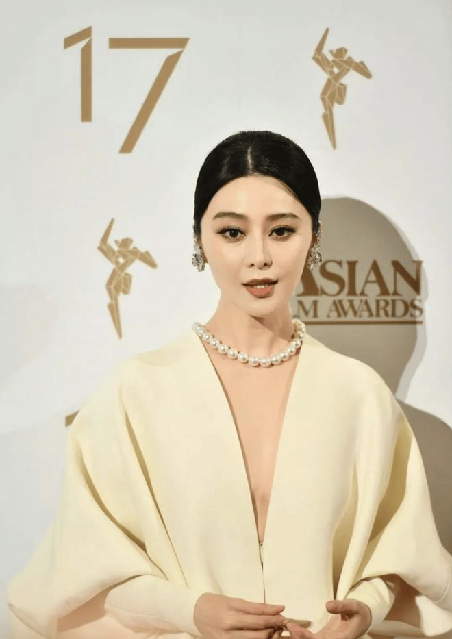 了！真空 “窗帘裙” 惊艳四座超模被她吊打尊龙凯时新版APP首页43岁范冰冰红毯